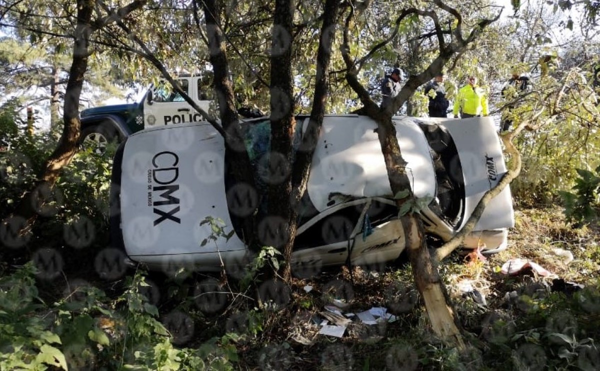 El taxi se volcó en el kilómetro 10 de la carretera. | Jorge Becerril