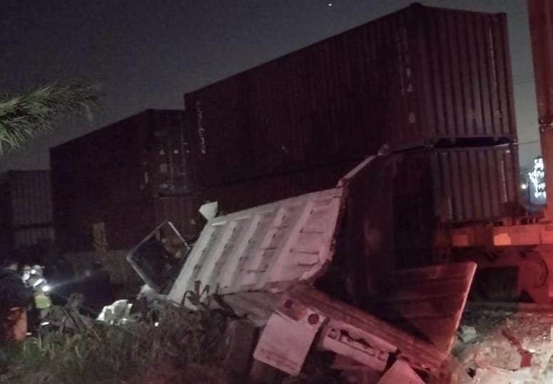 Agentes de policía fueron notificados sobre un accidente en la zona de vías.