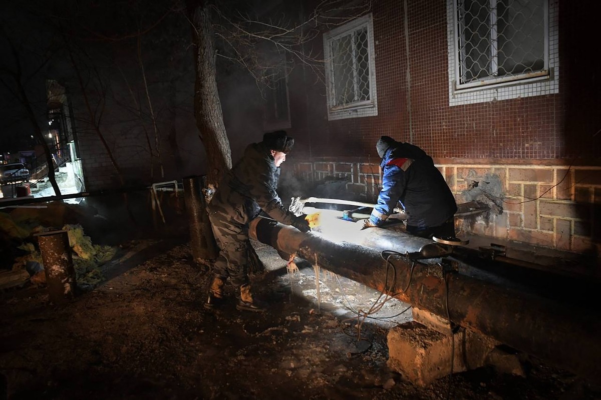 Equipos de trabajadores hacían todo lo posible para reparar las tuberías que estallaron con el hielo. (AFP)