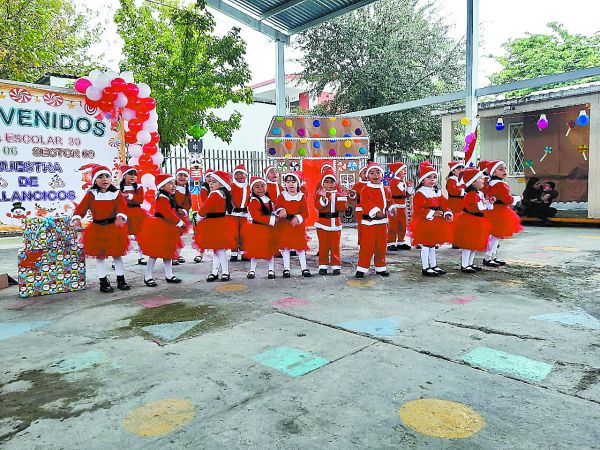 El Festival de Villancicos se organizó en el jardín de niños Salvador Díaz Mirón, en la colonia Los Ébanos, en Apodaca.