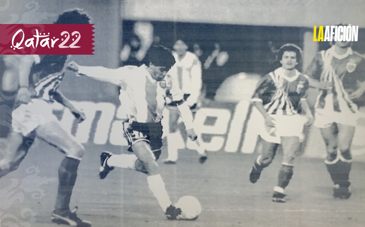 La mano de Diego Maradona que le dio vida a Argentina en Italia 1990 (AP)