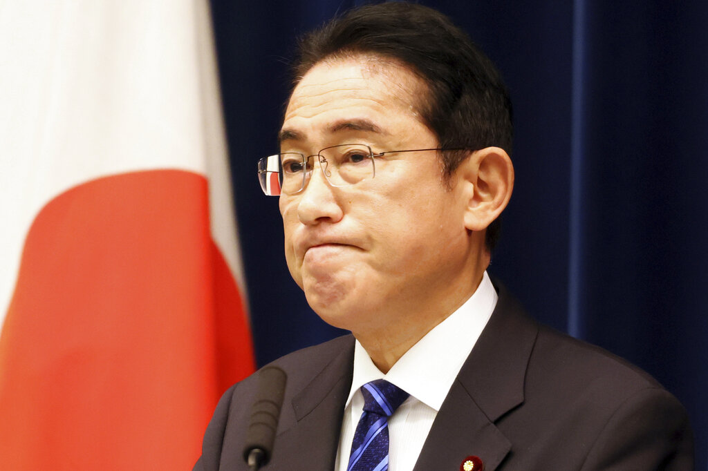 El primer ministro japonés Fumio Kishida hace declaraciones a la prensa en la residencia oficial en Tokio (AP)