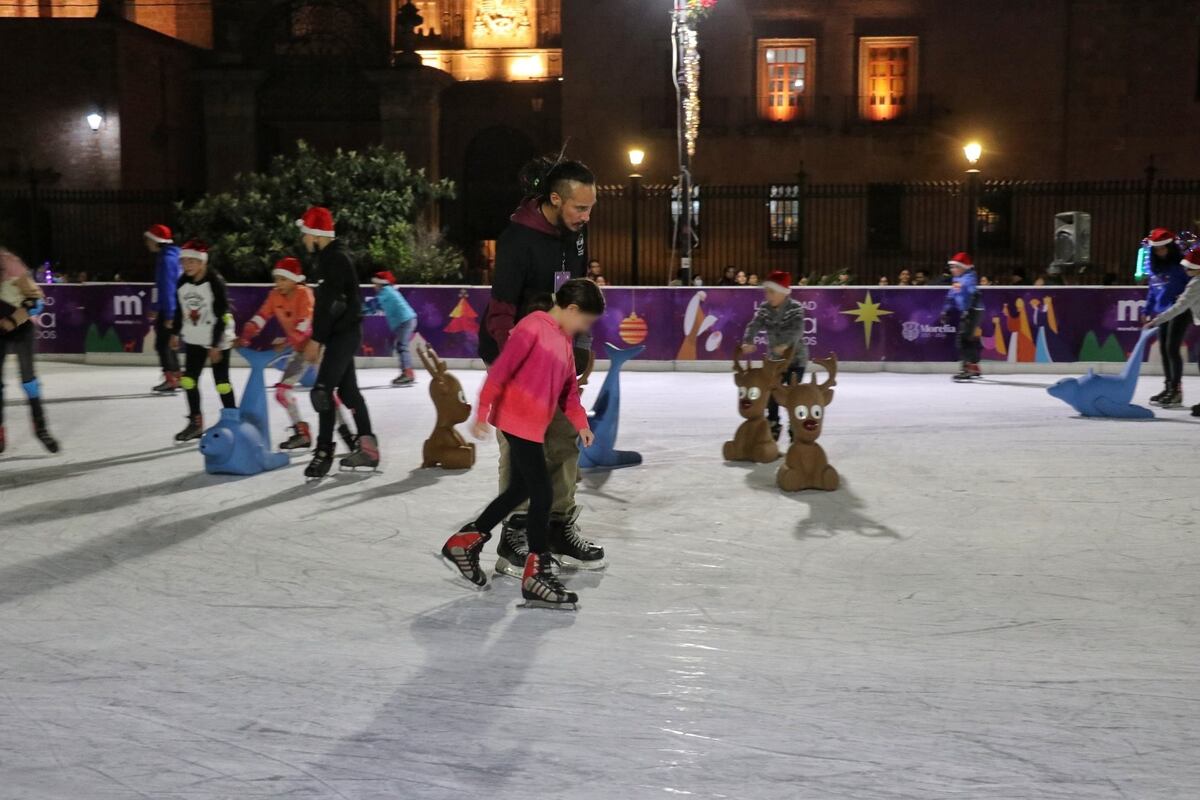 Niñas y niños de Morelia fueron protagonistas en la apertura de la pista de hielo. | Especial