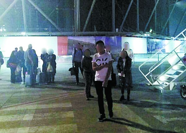 Las personas iban a viajar a la ciudad de Hermosillo cuando fueron detectadas por personal del INM, en el aeropuerto. ESPECIAL