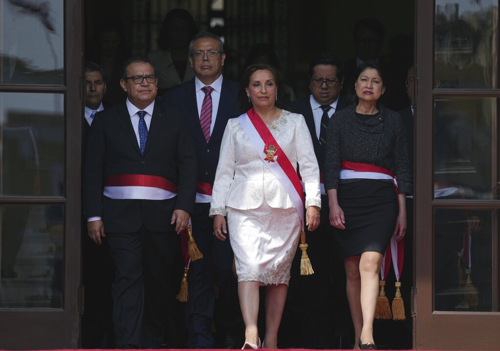 La presidenta de Perú, Dina Boluarte, y sus recién nombrados ministros. (AP)