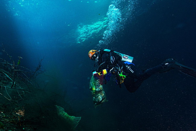 Buzos especializados fueron quienes ingresaron a los cenotes para extraer losdesechos (Alejandro Ruvalcaba)