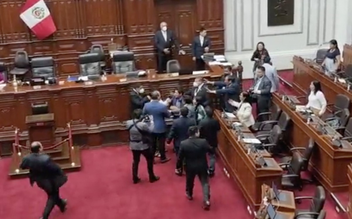 Los diputados Pasión Dávila y Juan Burgos  protagonizaron el conflicto en el Congreso de Perú (Captura)