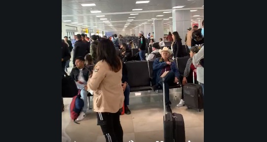 Evacuan a pasajeros en el Aeropuerto por incendio. (Especial)
