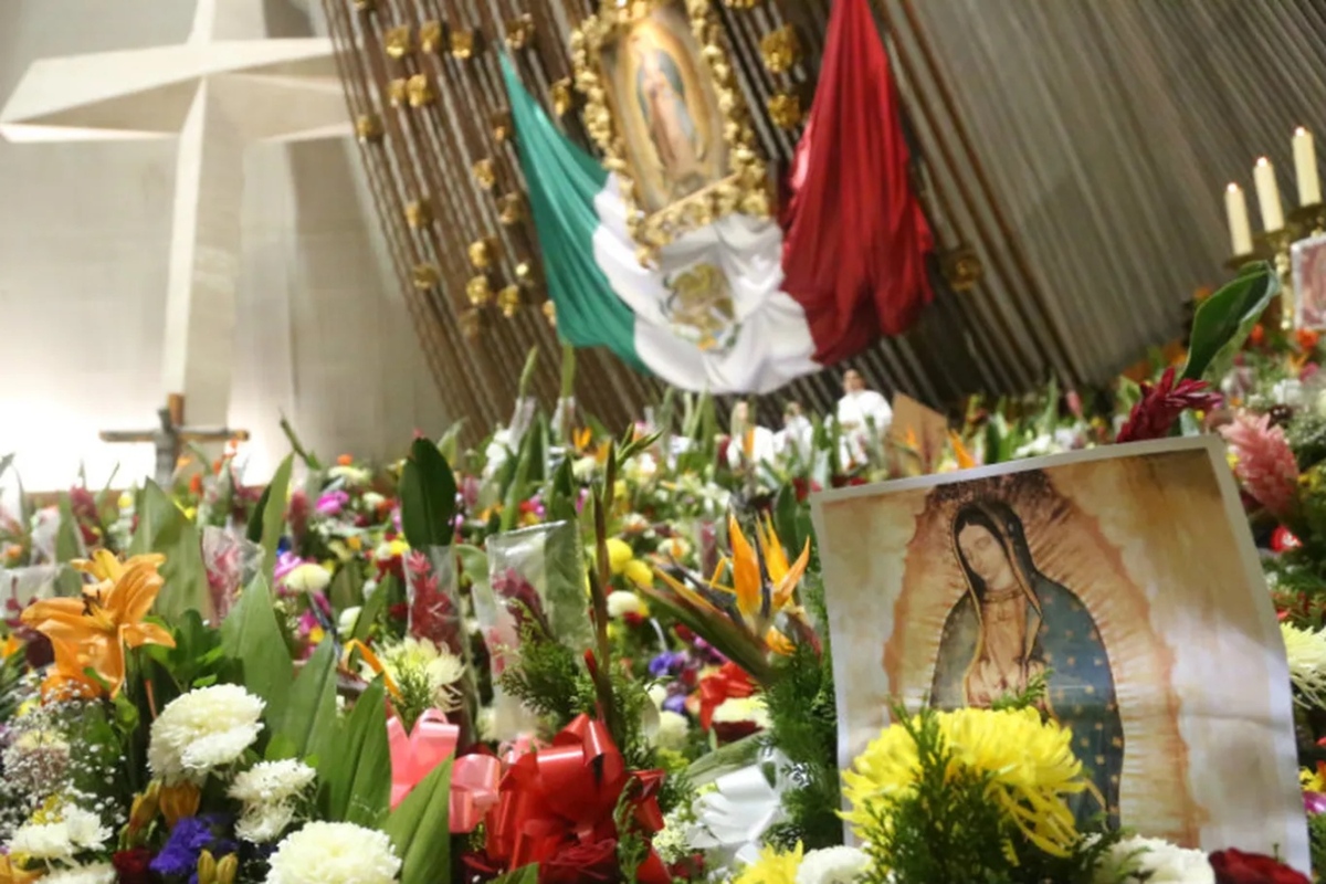 Fieles cantan las mañanitas a la Virgen. Foto: Jorge López