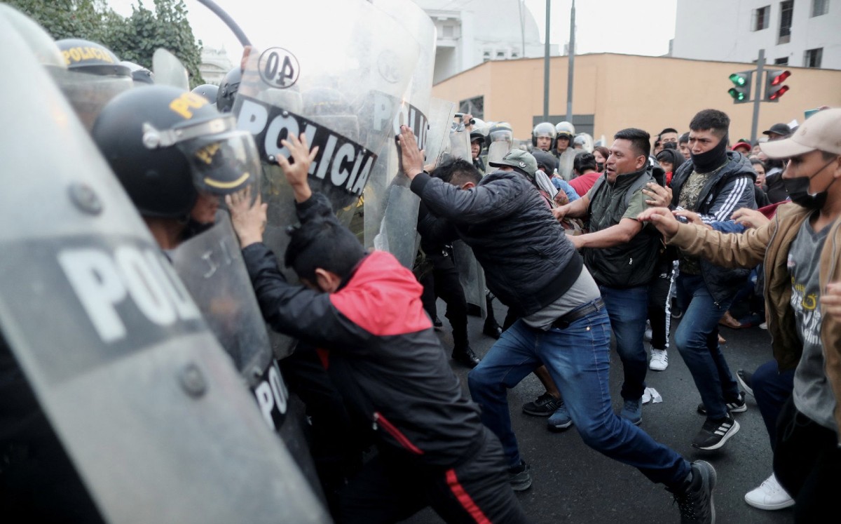 Grupos de manifestantes piden la liberación del ex presidente Pedro Castillo (Reuters)
