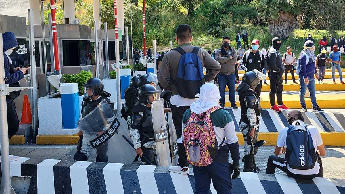 Los normalistas tomaron la caseta para exigir justicia por los hechos de 2011