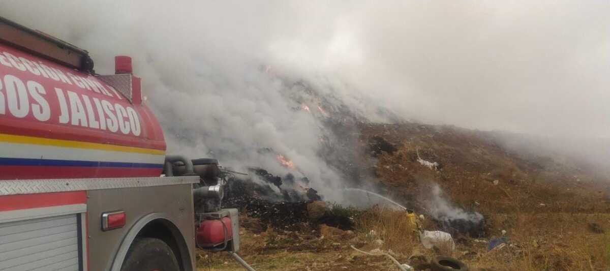 Trabajan para contener incendio en vertedero de Tepatitlán. (Cortesía)