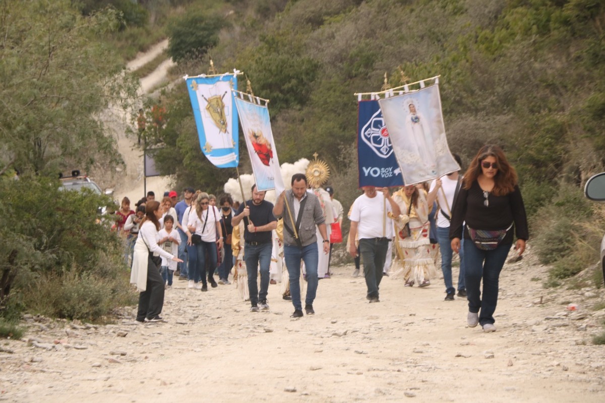 Visitan fieles a la Virgen de Guadalupe a un año de su llegada. Foto Raúl Palacios