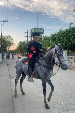 Imer Baldovinos se graduó con todo y su caballo 'Tormento' | ESPECIAL