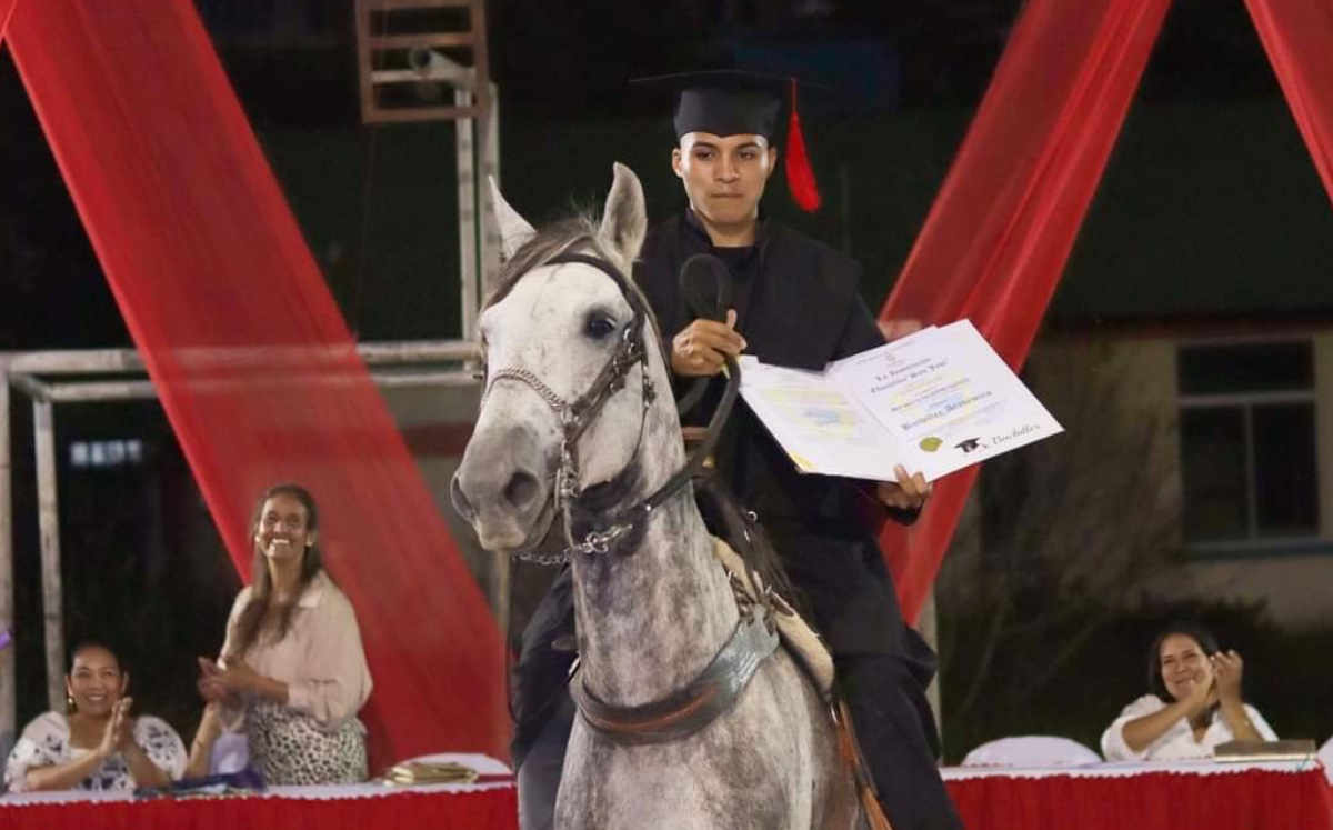 Imer Baldovinos se graduó con todo y su caballo | Twitter
