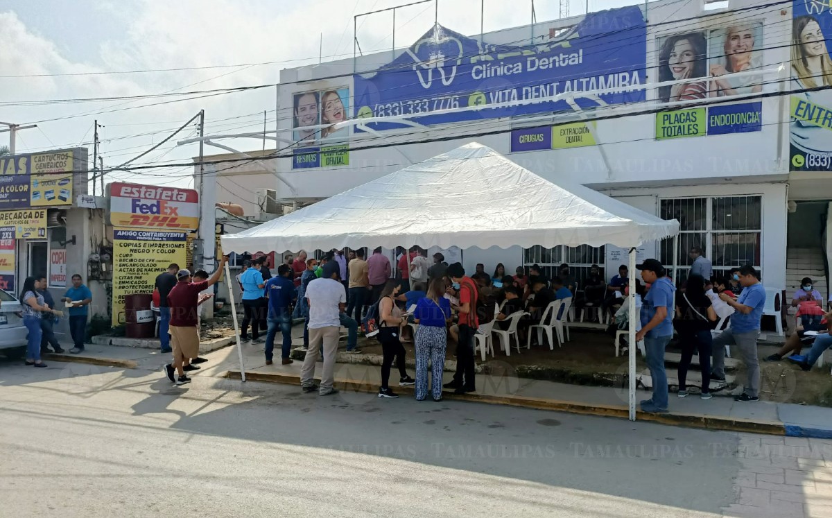 Largas filas en la oficina fiscal de Altamira. (Erik Saldaña)