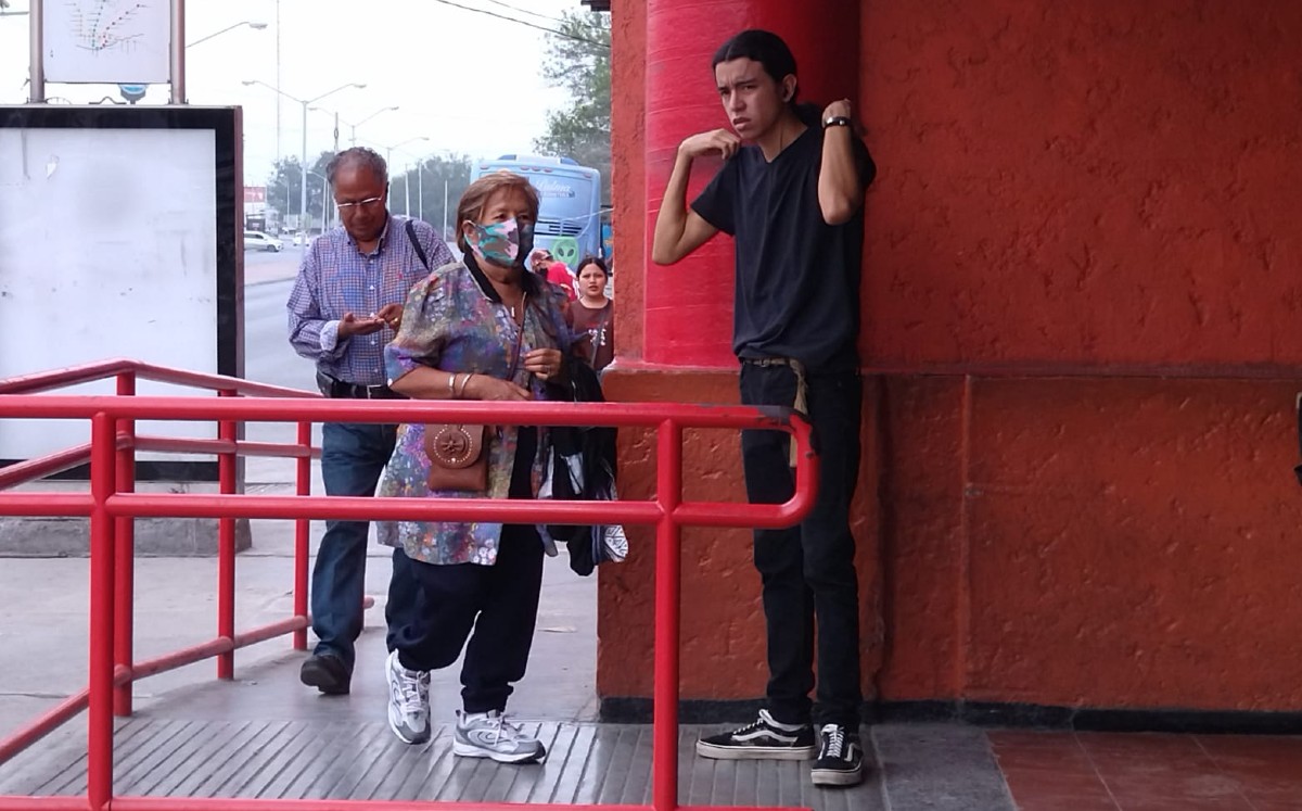 Uso obligatorio de cubrebocas sorprende a usuarios del Metro en Monterrey | Sandra González