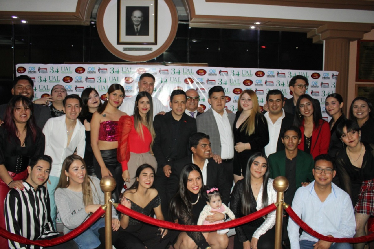 Estudiantes de séptimo semestre de Comunicación y Periodismo en su alfombra roja. (cortesía)