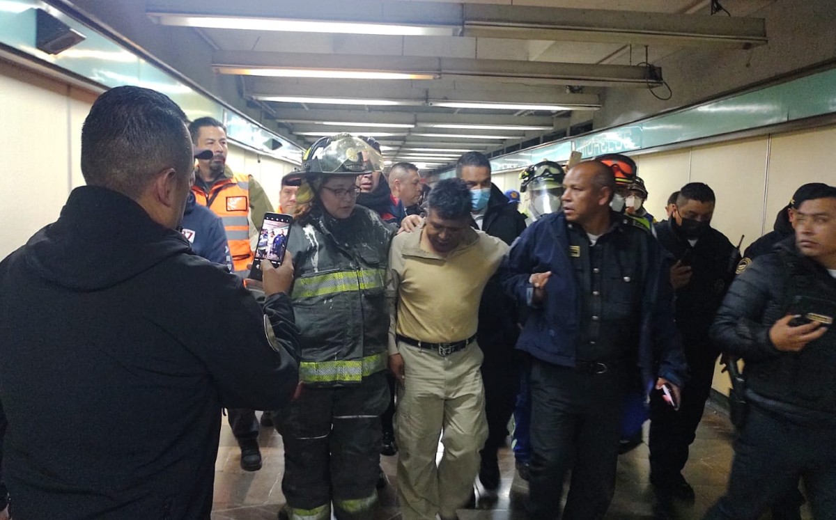 Hombre en presunto estado de ebriedad descienden a las vías del metro