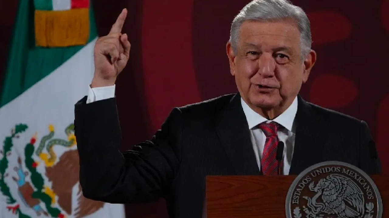 “Pura finísima persona”: AMLO critica a ex consejeros del INE contra Plan B electoral