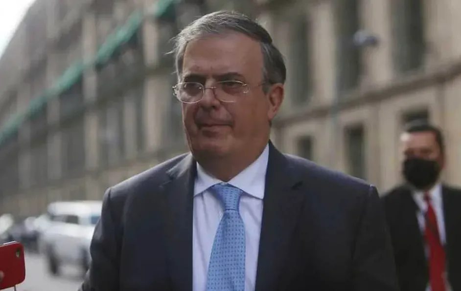 Reclaman a Ebrard por Línea 12 del Metro de CdMx; “siempre me mandan a alguien”, responde