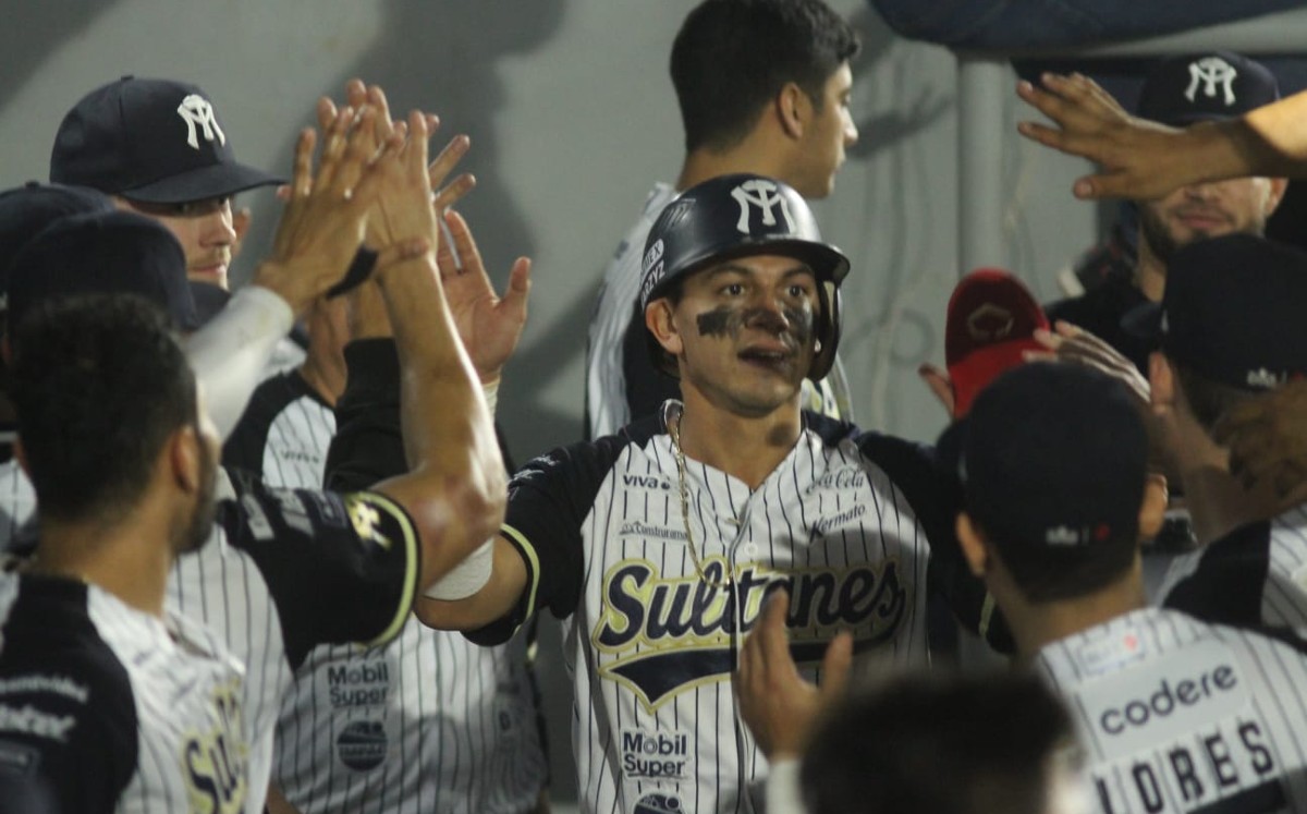 Sultanes de Monterrey apalean a Mayos de Navojoa en su regreso al Estadio Mobil Super (Leonel Rocha)