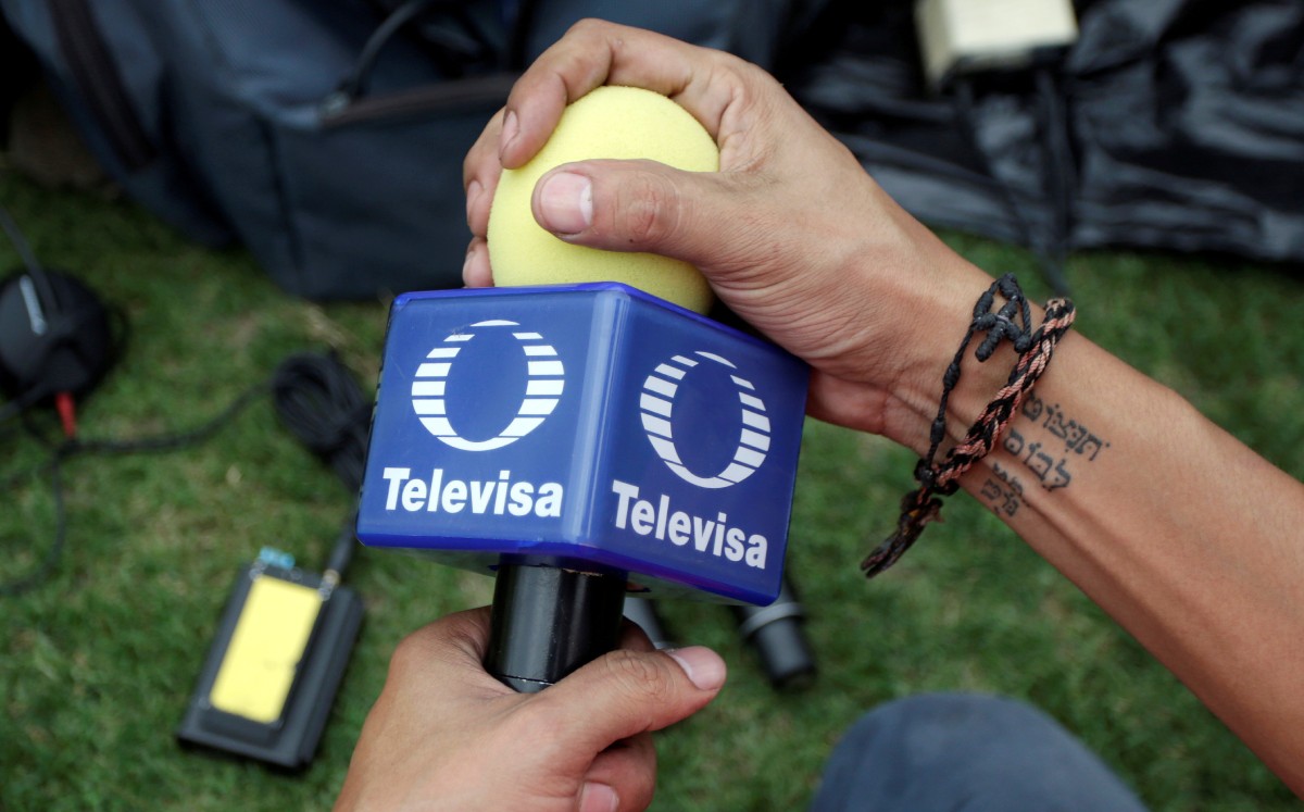 Técnico sostiene un micrófono de la cadena ​​mexicana Televisa. Foto: (Reuters)