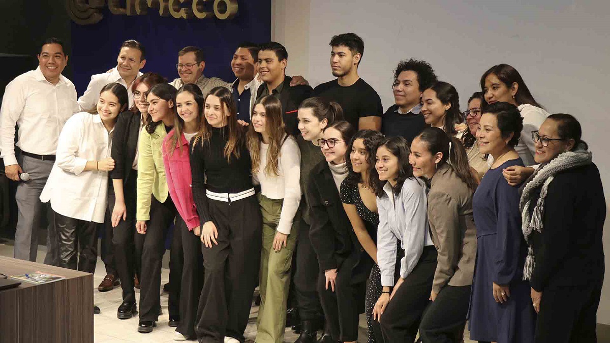 Alumnos en presentación de estrategia. (cortesía)