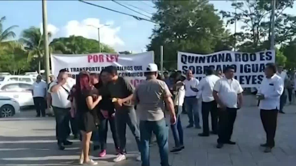 En Cancún, taxistas protestan contra Uber en tribunales federales