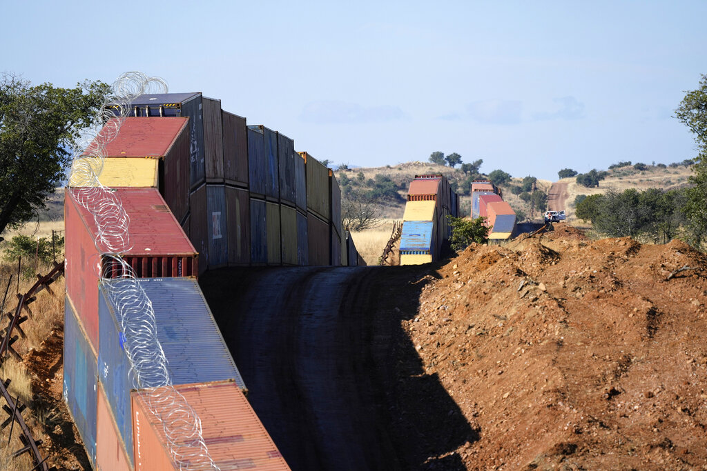 Cientos de contenedores fueron colocados en la frontera. (AP)