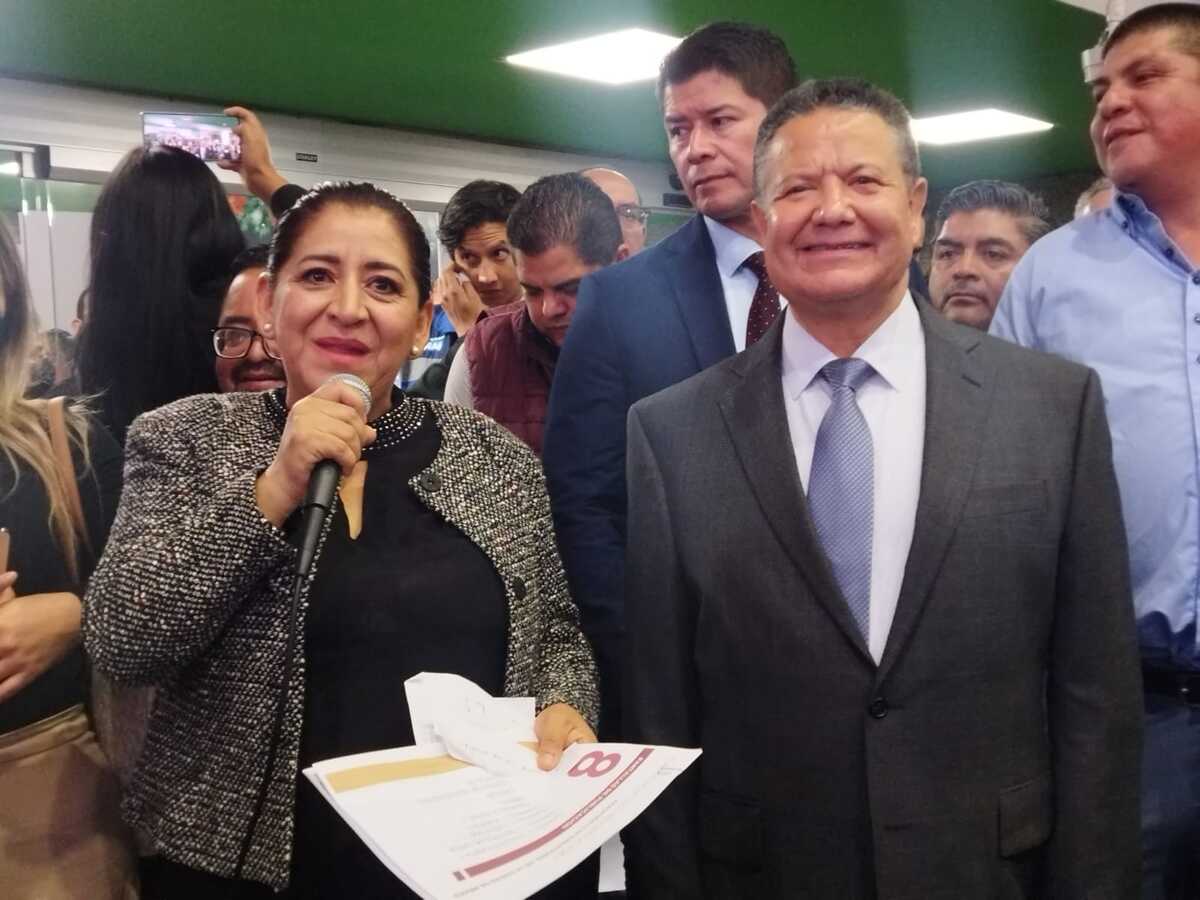 El gobernador Julio Menchaca estuvo presente en el  AICM en la apertura de la exposición de centros turísticos de Hidalgo (Elizabeth Hernández)