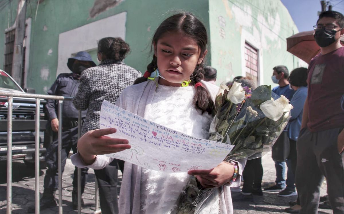 Niña poblana despide a Miguel Barbosa con carta y flores | Melanie Torres
