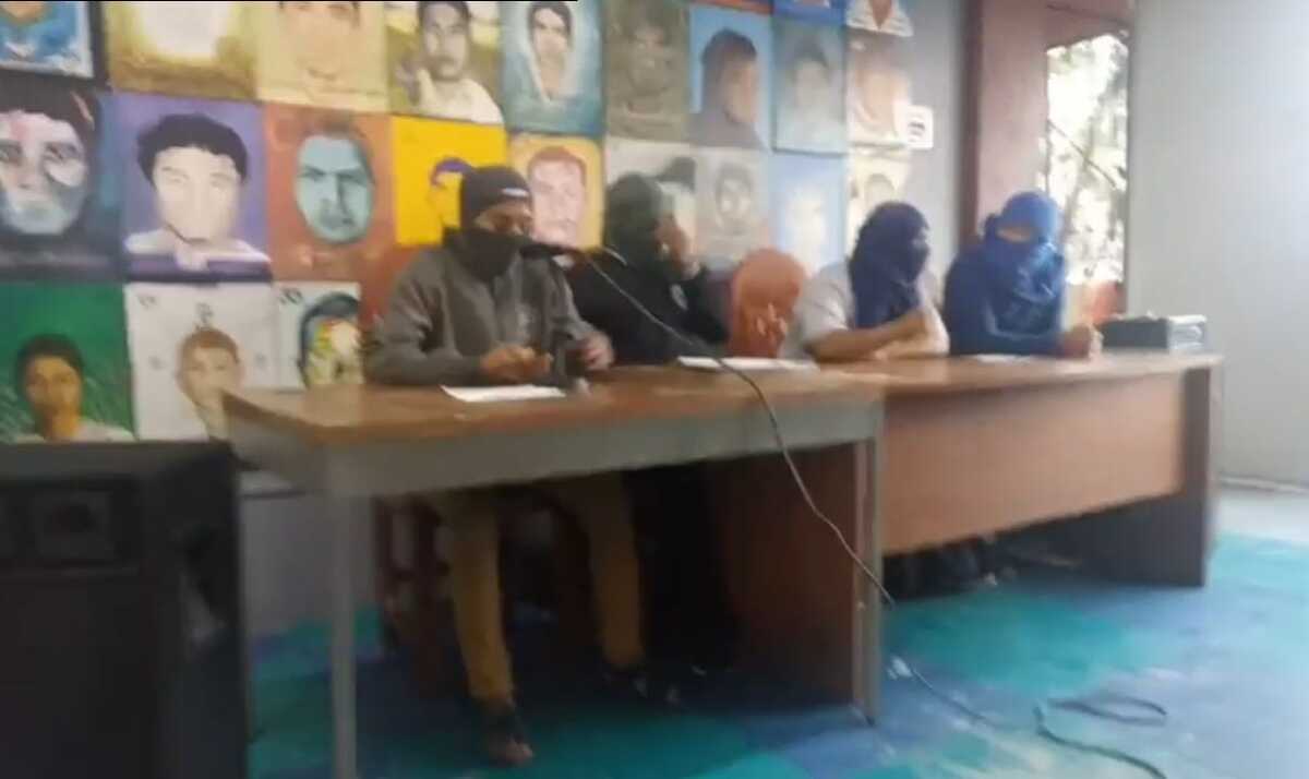 Normalistas de Ayotzinapa denunciaron la agresión.