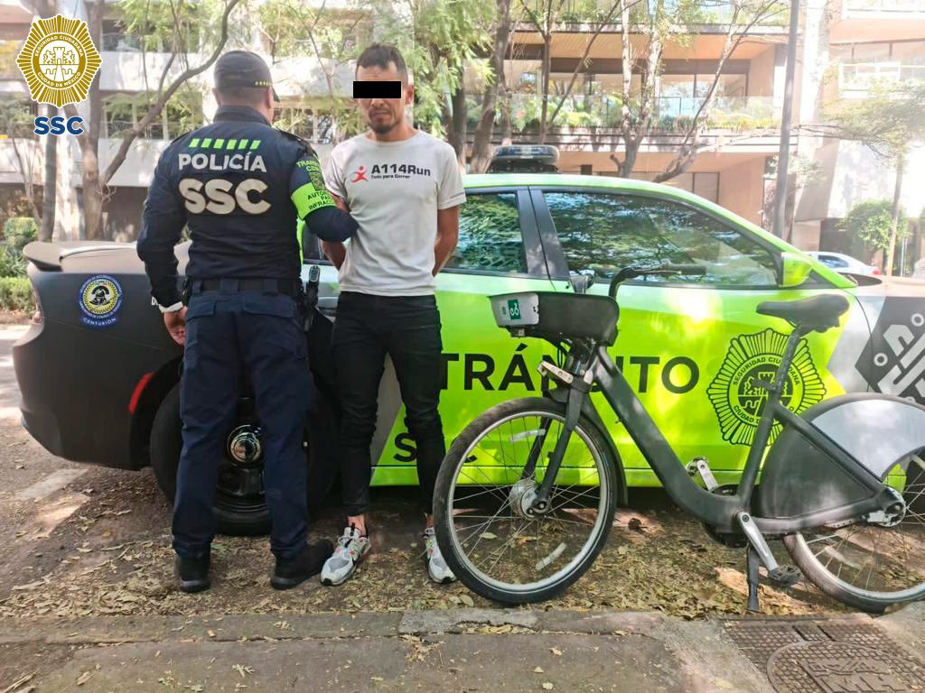 Los oficiales le aseguraron una Ecobici negra, una réplica de arma de fuego y una mochila de repartidor.