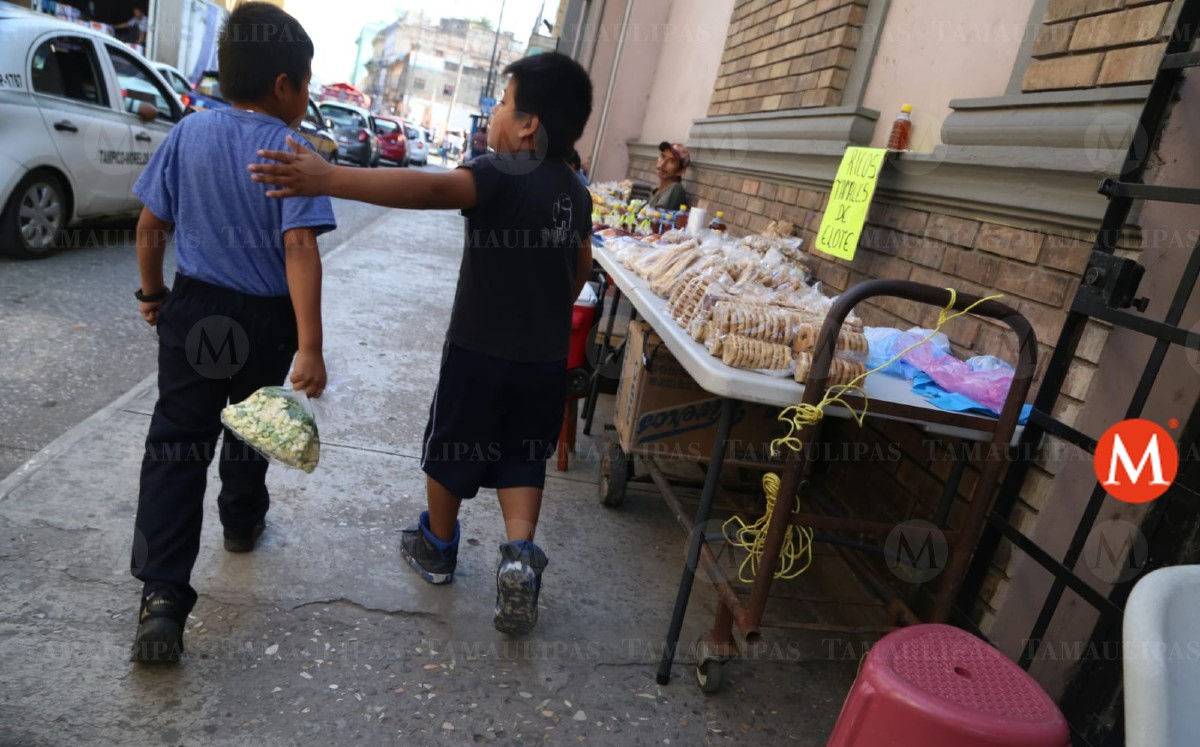 Muchos pequeños tienen que laborar en fiestas decembrinas para poder comer. (Yazmín Sánchez)