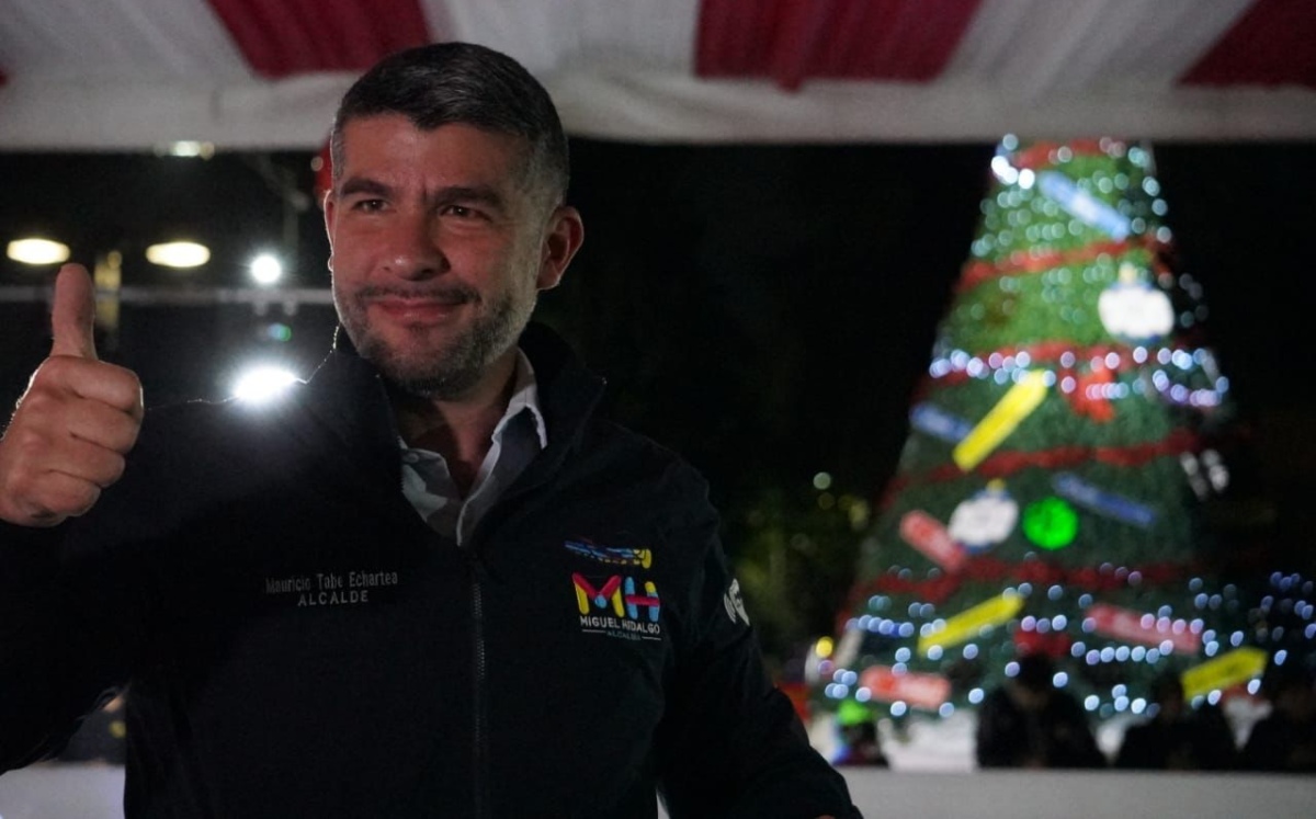 El alcalde, Mauricio Tabe durante la inauguración de pista de hielo en la alcaldía Miguel Hidalgo | Cortesía