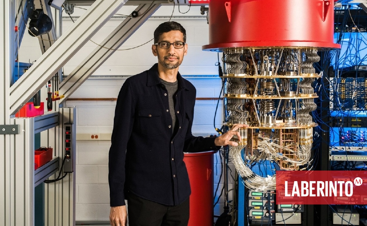 El CEO de Google, Sundar Pichai, con la computadora cuántica. (Google)