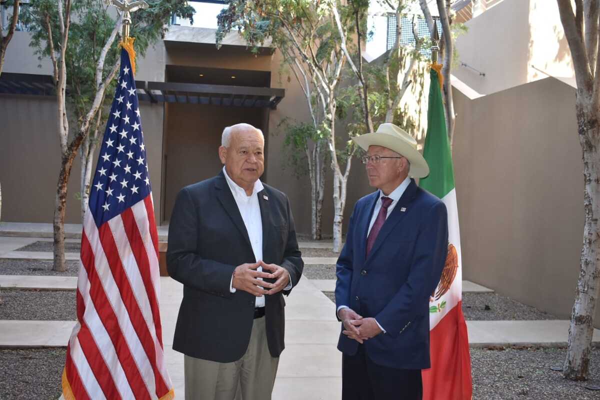 Ken Salazar estuvo con el gobernador de BCS. (Margarita Rojas)