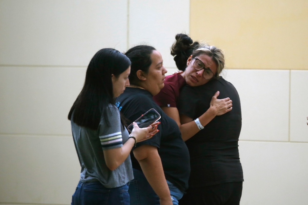 Cuatro mujeres se lamentan afuera del Centro Cívico tras una masacre en la Escuela Primaria Robb, el martes 24 de mayo de 2022, en Uvalde, Texas. (AP)