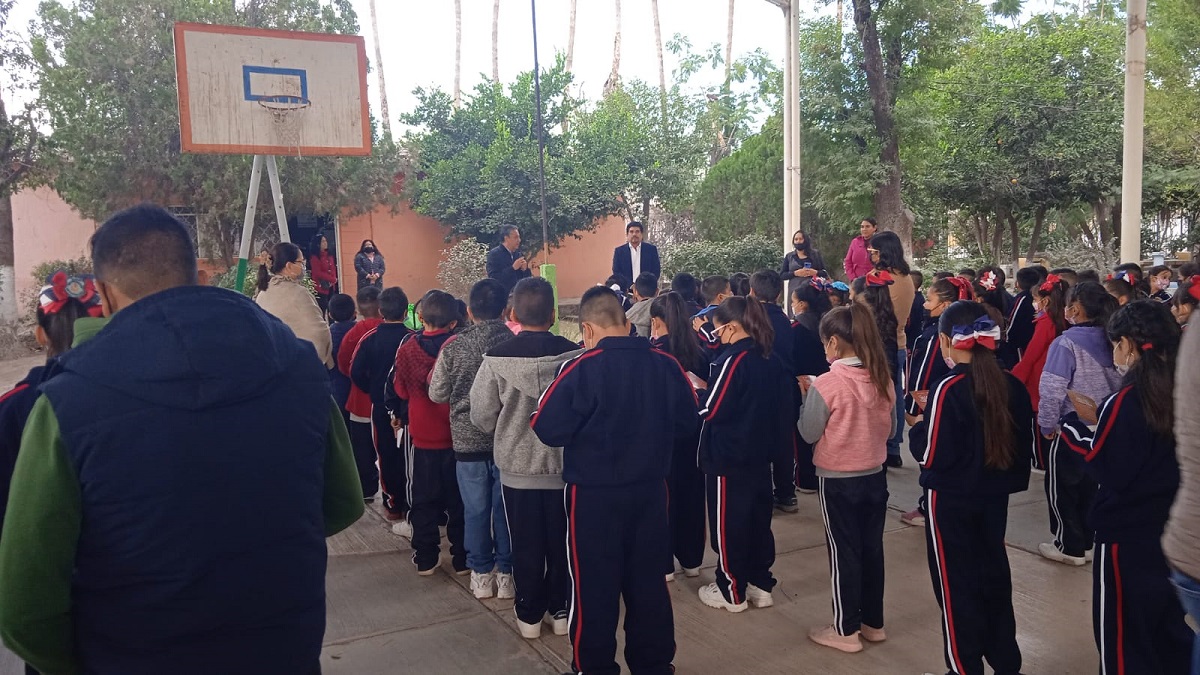 Los niños se llenan de alegría ante el recibimiento de presente por parte del DIF Estatal. (cortesía)