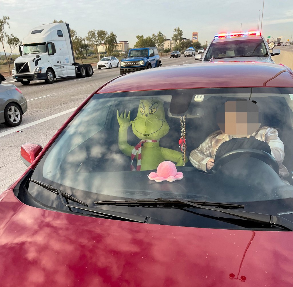 Un oficial de Arizona observó algo extraño en un vehículo que entró en el canal para autos con dos o más pasajeros.