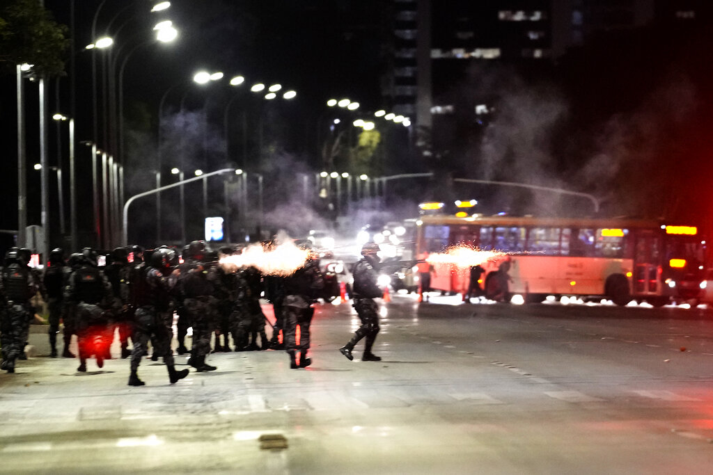 Partidarios del presidente Jair Bolsonaro se enfrentan a la policía luego de incendiar varios vehículos y tratar de irrumpir en la sede de la PF (AP)