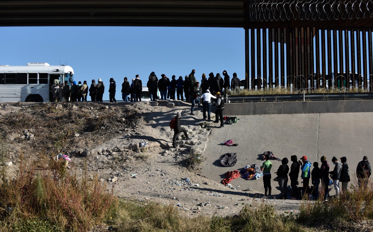 El Paso se alista para llegada masiva de migrantes tras fin en restricciones de Trump| AP
