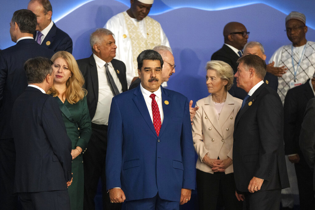 El presidente de Venezuela, Nicolás Maduro, en el centro, se ve al lado de la presidenta de la Comisión Europea, Ursula von der Leyen (AP)