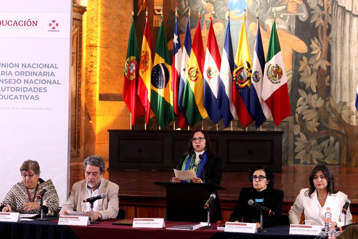 En la reunión se refirió a la implementación del nuevo Plan de Estudio de Educación Preescolar, Primaria y Secundaria. | Especial