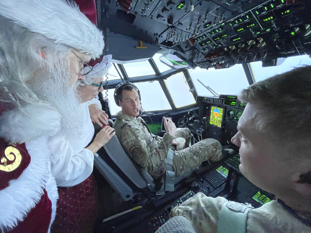 Santa llegó para llevar alegría a todos en Alaska. (AP)