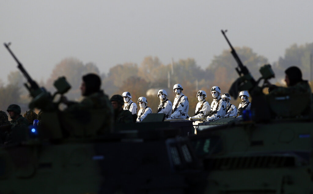 Soldados serbios realizan ejercicios de entrenamiento en Batajnica, cerca de Belgrado, Serbia. (AP)