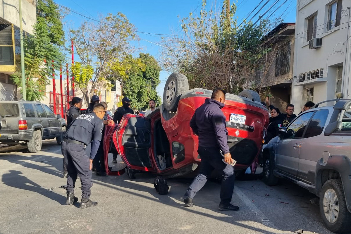 Vuelca camioneta en zona centro de Torreón; hay dos lesionados. | Especial