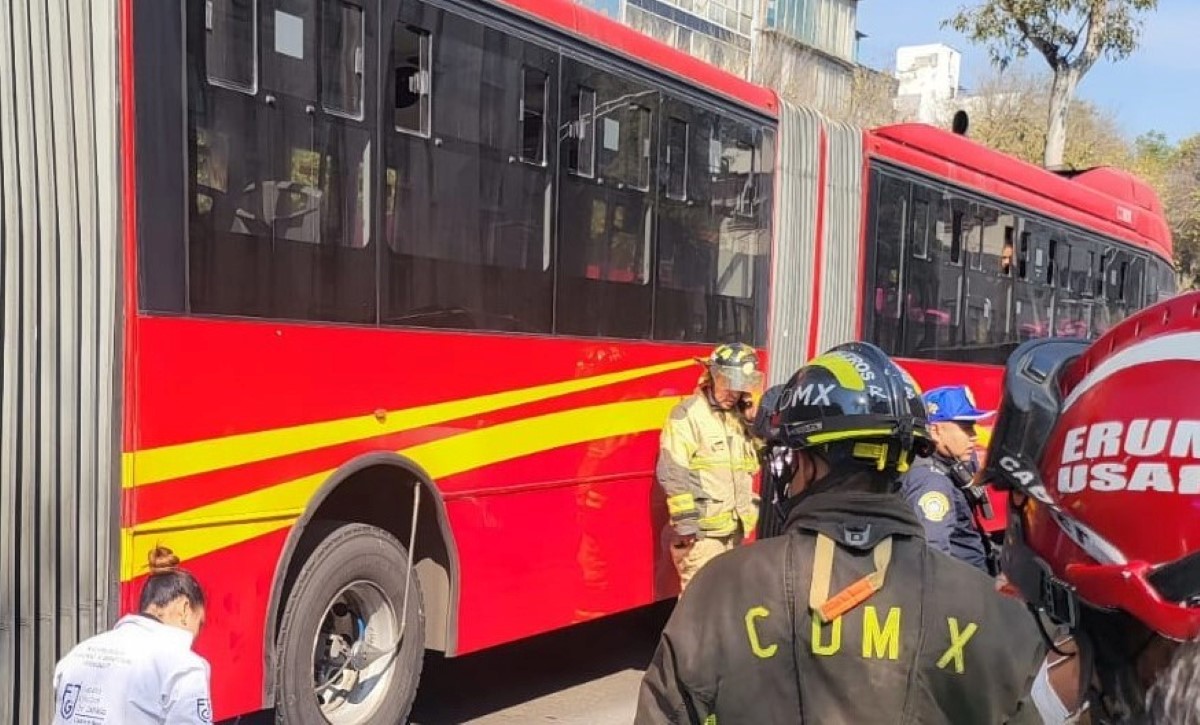 El accidente ocurrió en la avenida Insurgentes, en el  carril confinado del Metrobús. | Ramón Ramírez