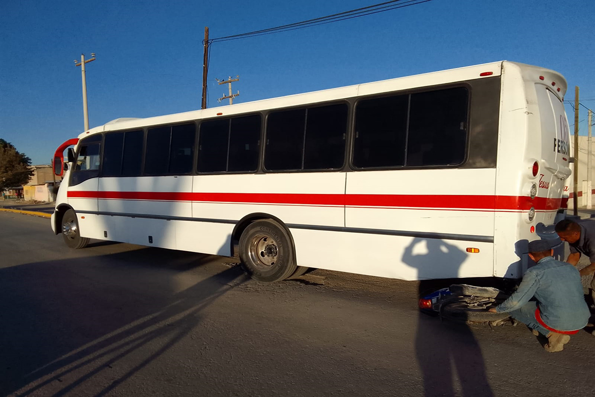 En Coahuila, motociclista menor de edad choca contra autobús. | Especial